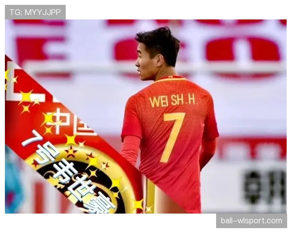 韦世豪又在场边叉腰瞪眼了，这脾气是真改不了还是装的？